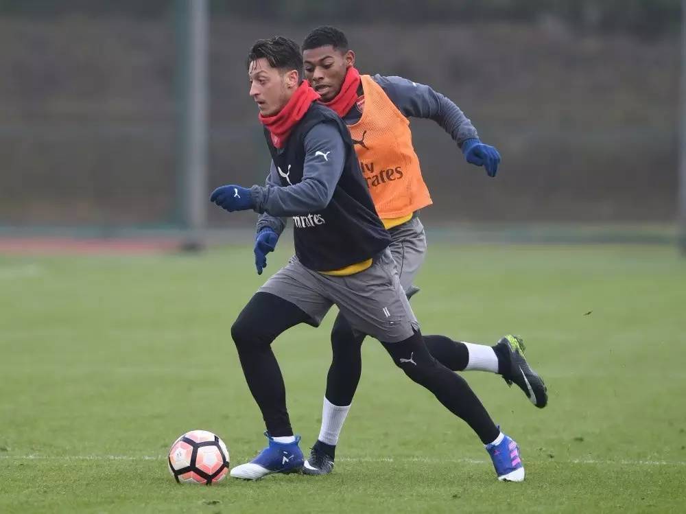 九游游戏中心-克里夫兰骑士训练开放日，冲刺阶段更衣室发声引欢呼，足总杯在即，团队化学反应显著的简单介绍-九游游戏中心